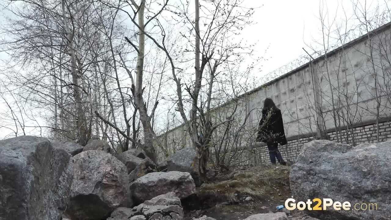 Brunette chick Lara Fox pulls down her jeans to take a piss upon boulders - Lara Fox