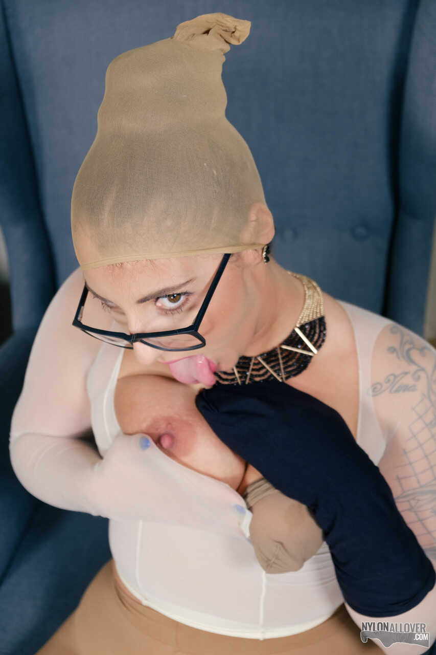 Blinded by Lust: A Caucasian Female MILF's Nylon Encased Heels and Feet in Pantyhose Ahegao - 