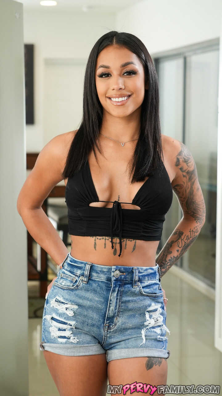 Latina chicks swap cum after a plumber's threesome fuck - Crystal Rush, Camila Cortez, Apollo Banks