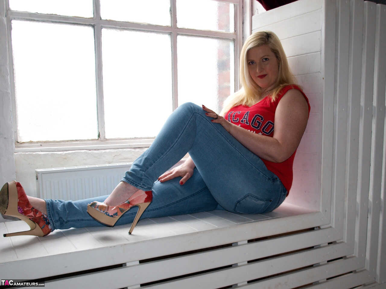 Blonde Amateur Samantha Strips Off Her Jeans and Shows off her Thick Body for the Neighbors to See - Samantha