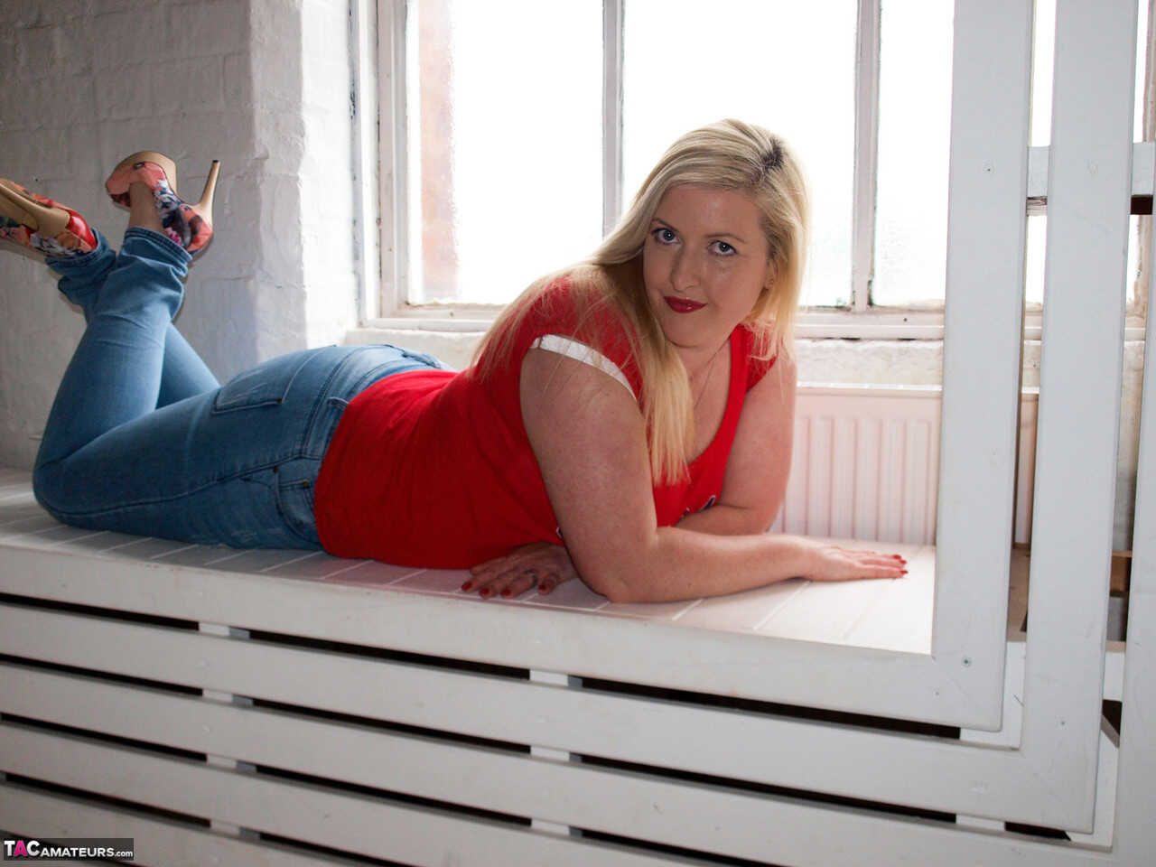 Blonde Amateur Samantha Strips Off Her Jeans and Shows off her Thick Body for the Neighbors to See - Samantha