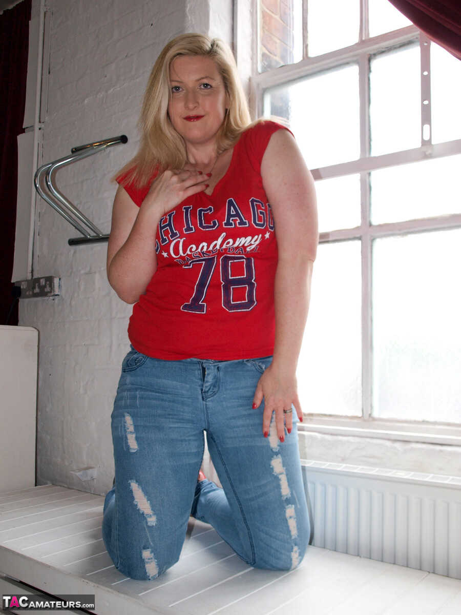 Blonde Amateur Samantha Strips Off Her Jeans and Shows off her Thick Body for the Neighbors to See - Samantha