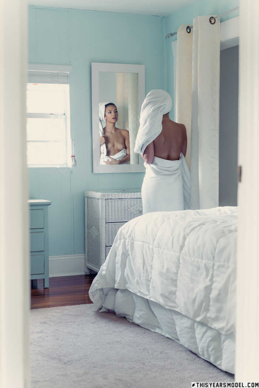 The Curvy Goddess Lola Sinclair Strips Off Her Towel and Gets Nude in Front of a Mirror for Your Pleasure - Lola Sinclair
