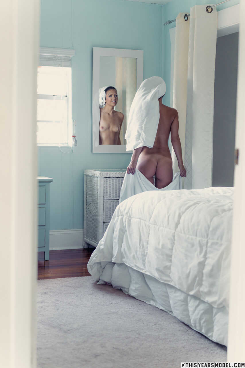 The Curvy Goddess Lola Sinclair Strips Off Her Towel and Gets Nude in Front of a Mirror for Your Pleasure - Lola Sinclair