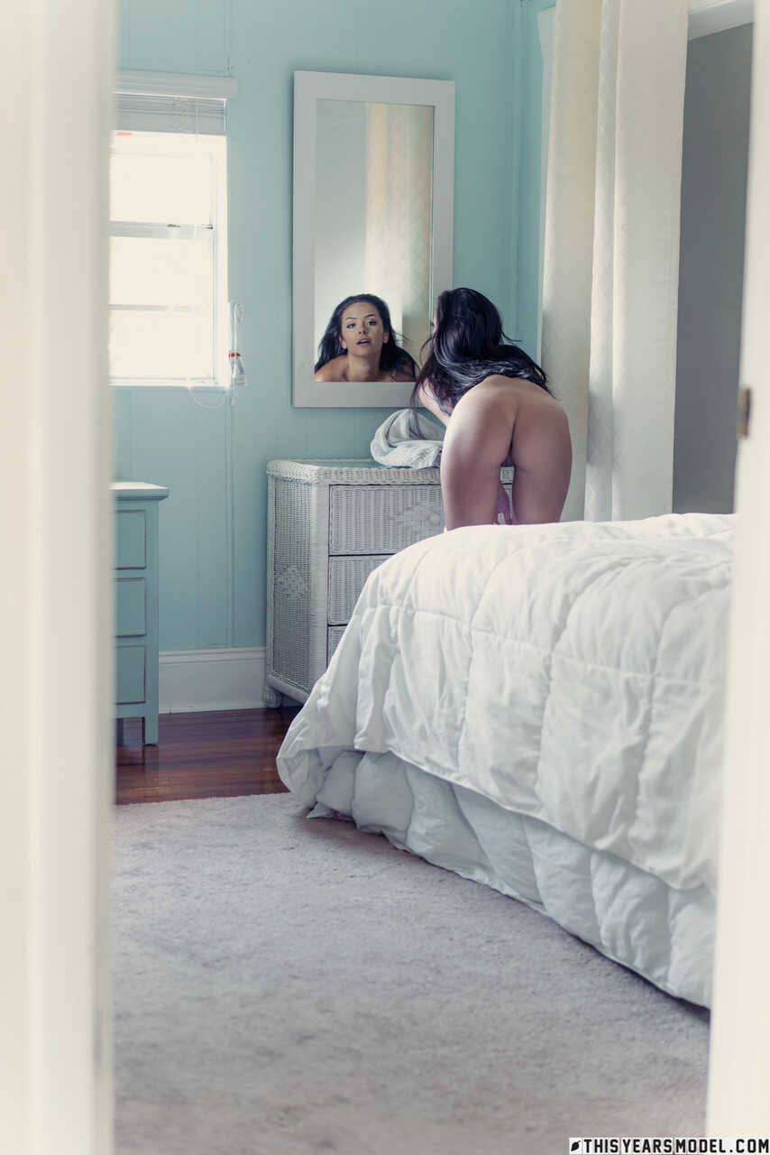 The Curvy Goddess Lola Sinclair Strips Off Her Towel and Gets Nude in Front of a Mirror for Your Pleasure - Lola Sinclair