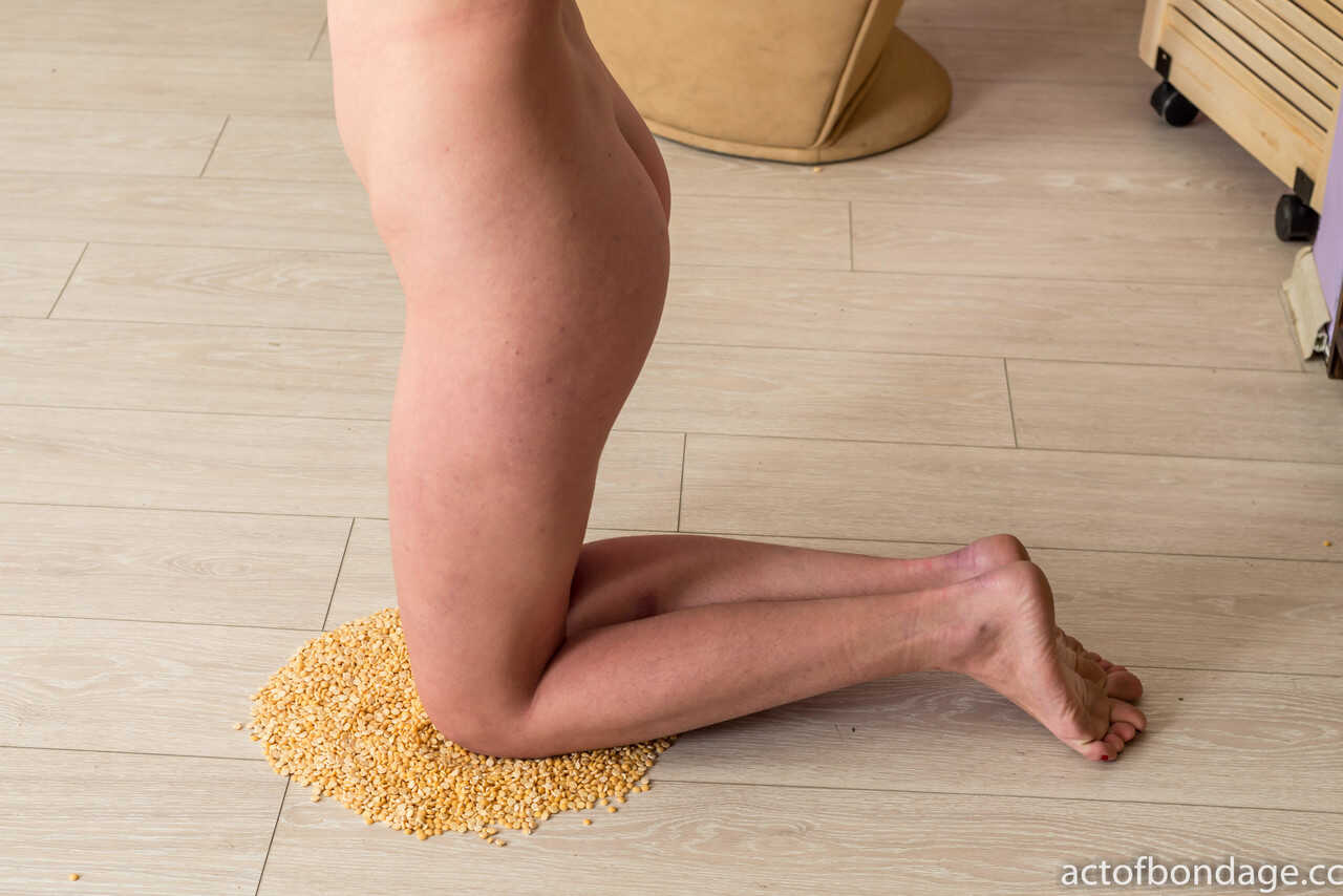 Lera Candy's Painful Knee Impressions: Natural Redhead with Hairy Legs and Freckles - Lera Candy