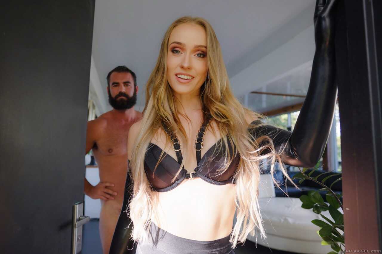 Scarlet Chase: Latex Glove Lover- MILF in Black Latex Gets Fucked Doggystyle by a Sexy Stranger - Scarlet Chase