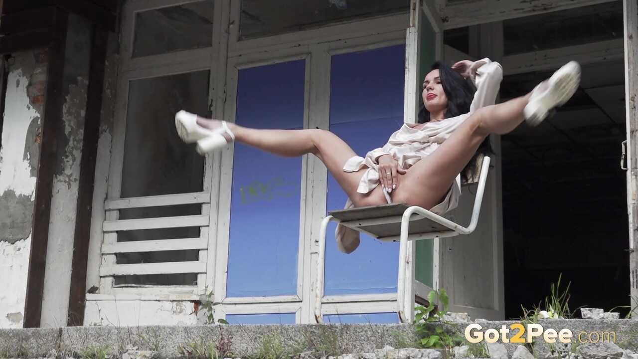 Brunette Chick Gypsy Queen's Public Piss Taking a leak outside the Dilapidated Motel - Gypsy Queen