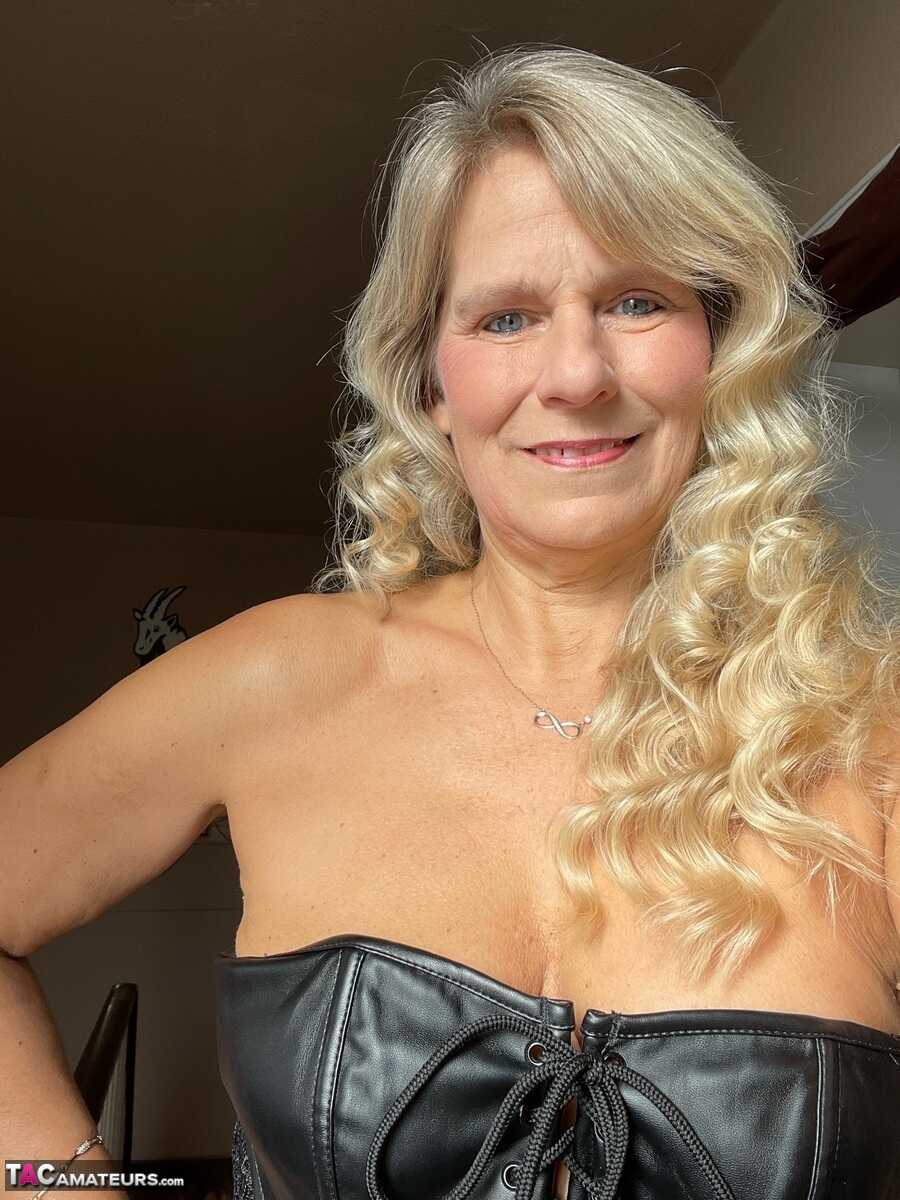 Middle-aged blonde Sweet Susi gets banged in over the knee boots while wearing her favorite leather lingerie and mature cr...