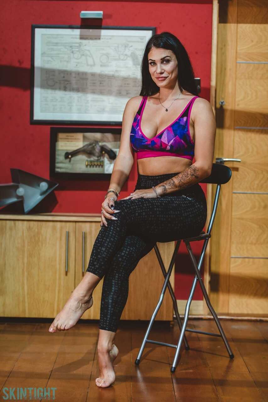 Roxy's Yoga Pants Party British Beauty Gets Naked And Shakes Her Big Ass On A Stool - Roxy Mendez