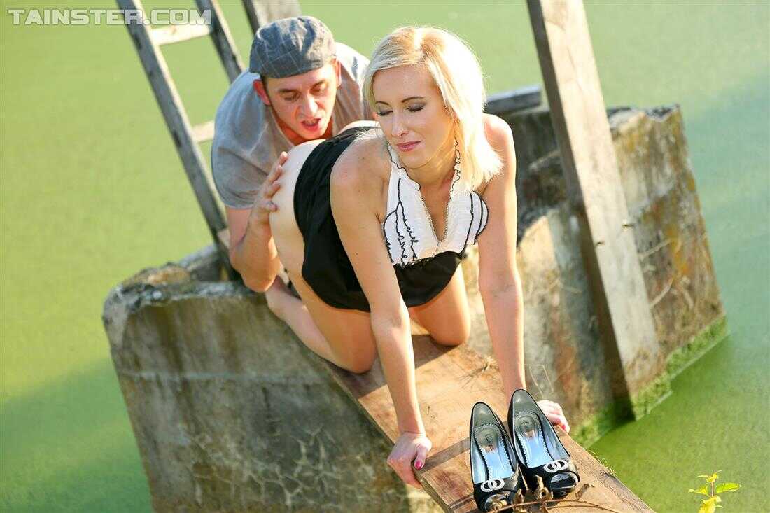 Blonde Joana White Captures a Stream of Pee in Her Mouth After Outdoors Cum Filled Pussy Sex - Joana White