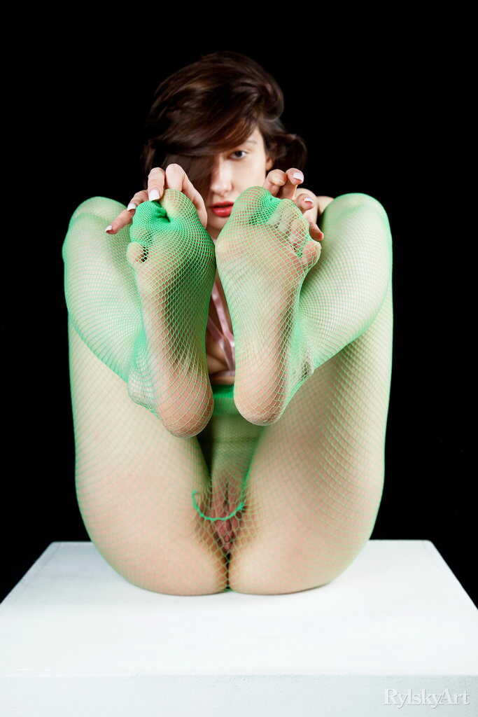 Heidi's Green Nylon Dream: Teen Brunette Strips Off Pantyhose to Bare All! - Heidi Kilmar