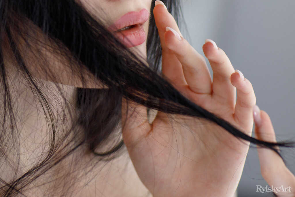 Confident Brunette Ariana Mun Poses Totally Nude with Hairy Legs and a Hairy Pussy - Ariana Mun