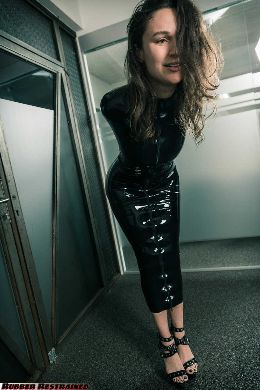 Ravished by the Ropemaster: Brunette Chick's Latex-Clad Ass Gets Marked and Bound - Ropemarks
