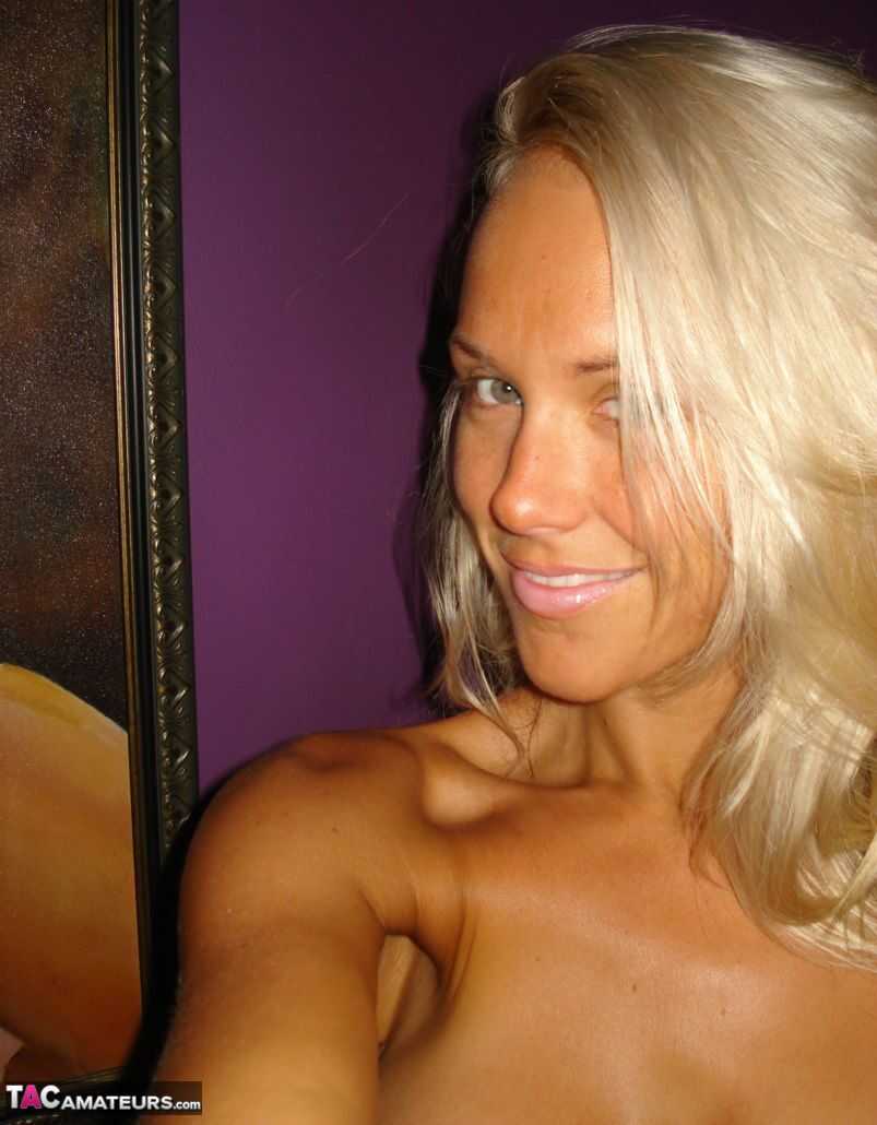 Jewel's Boobalicious Selfie A Hot Aussie Blonde's Nude Navel Gazing Adventure