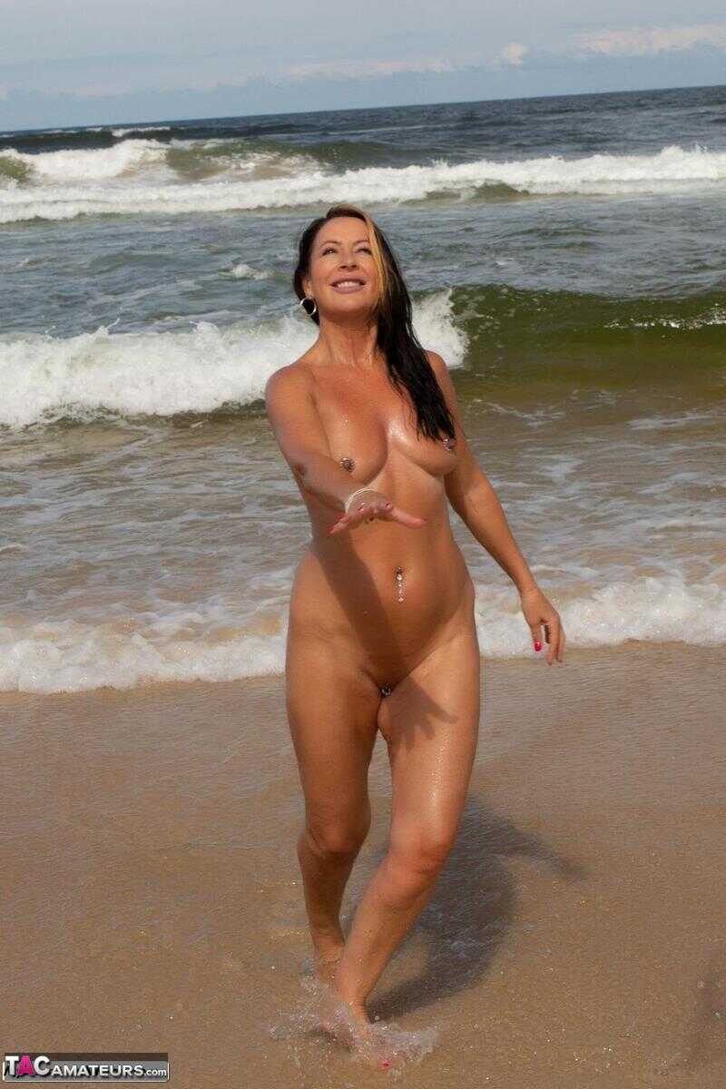 Beautiful Roxeanne on the beach takes off her swimwear while sporting a butt plug and enjoying a sexy anal dildo adventure...