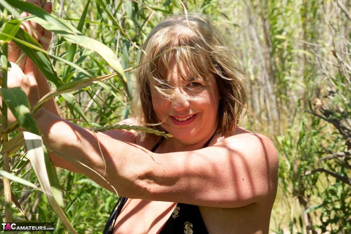 The Speedy Mature Brit in the Undergrowth, Taking off Her Big Bikini and Showing her Saggy Tits while Licking a Honey Dipp...