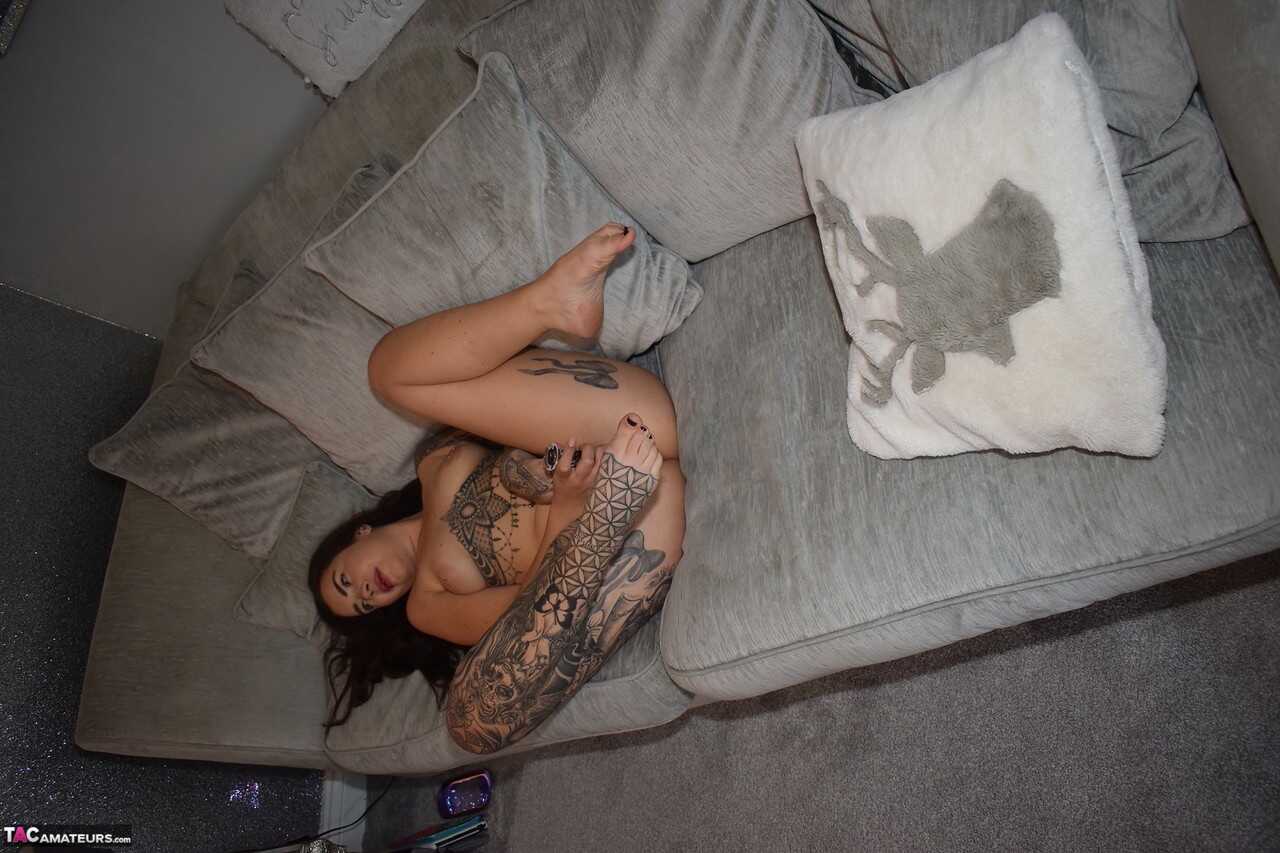 Brunette Badass Babe Masturbating With A Sex Toy: Phillipa's Tattooed Nude Performer - Phillipas Ladies