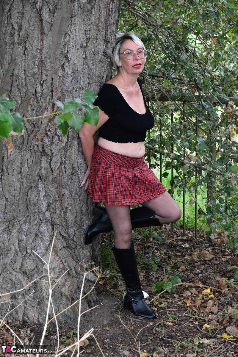 'British Mature Lady Barby Slut Gets Naughty in the Park with a Public Bench Show!' - Barby Slut