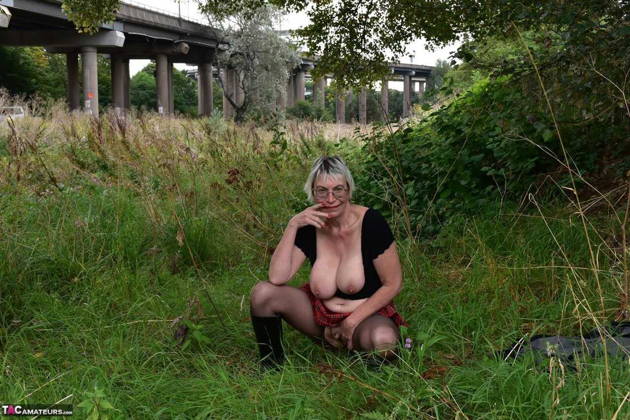 'British Mature Lady Barby Slut Gets Naughty in the Park with a Public Bench Show!' - Barby Slut