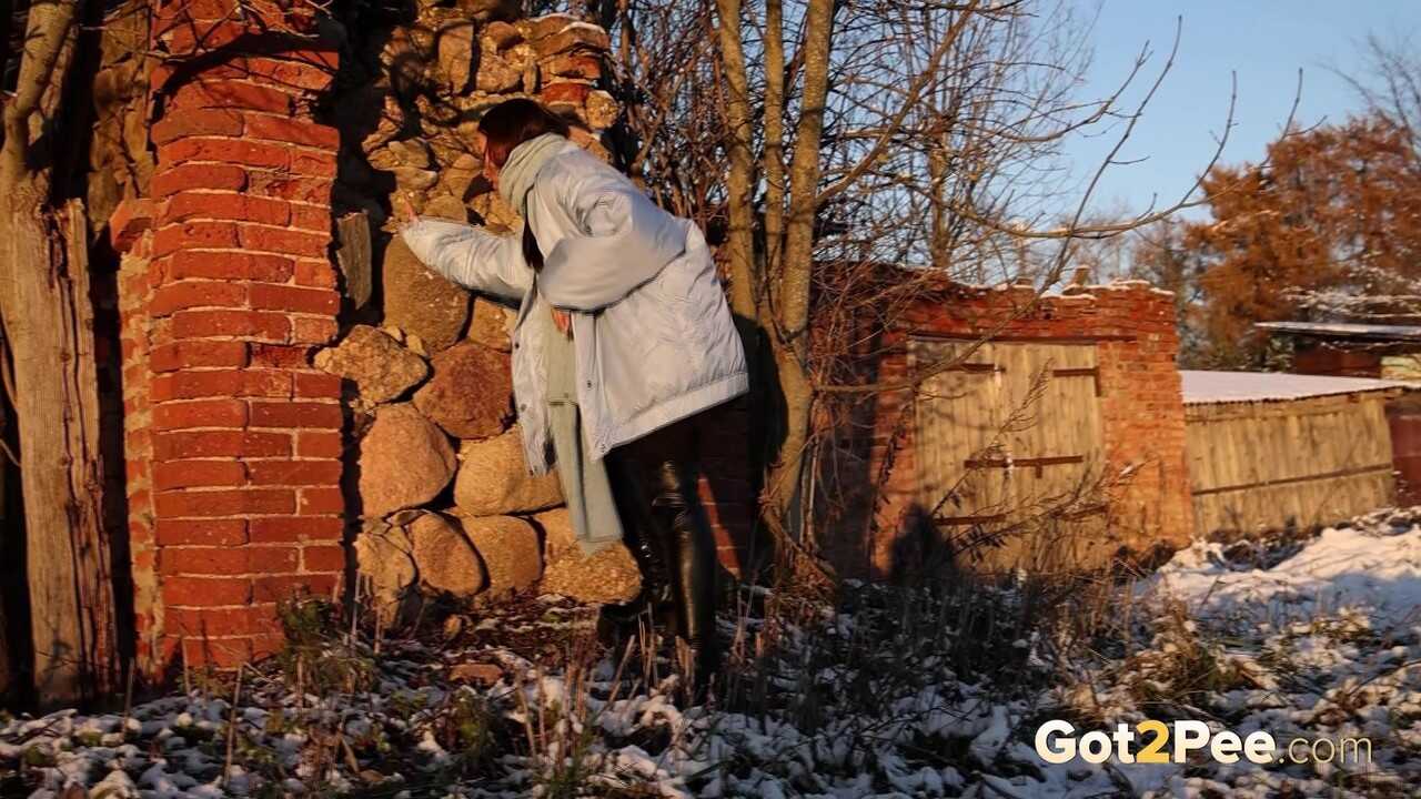 Pinkycat's icy urine stream on the frozen brick wall Thai Pussy Asian Girl Pee - Pinkycat