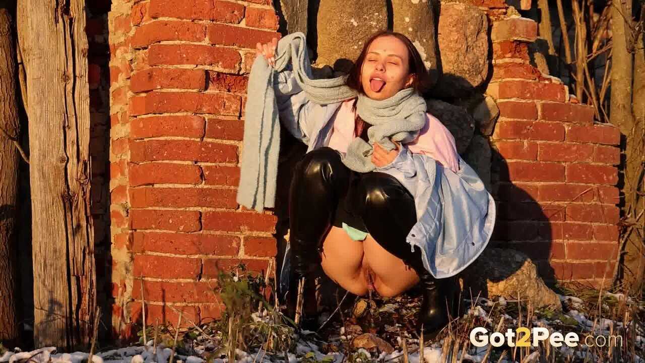 Pinkycat's icy urine stream on the frozen brick wall Thai Pussy Asian Girl Pee - Pinkycat
