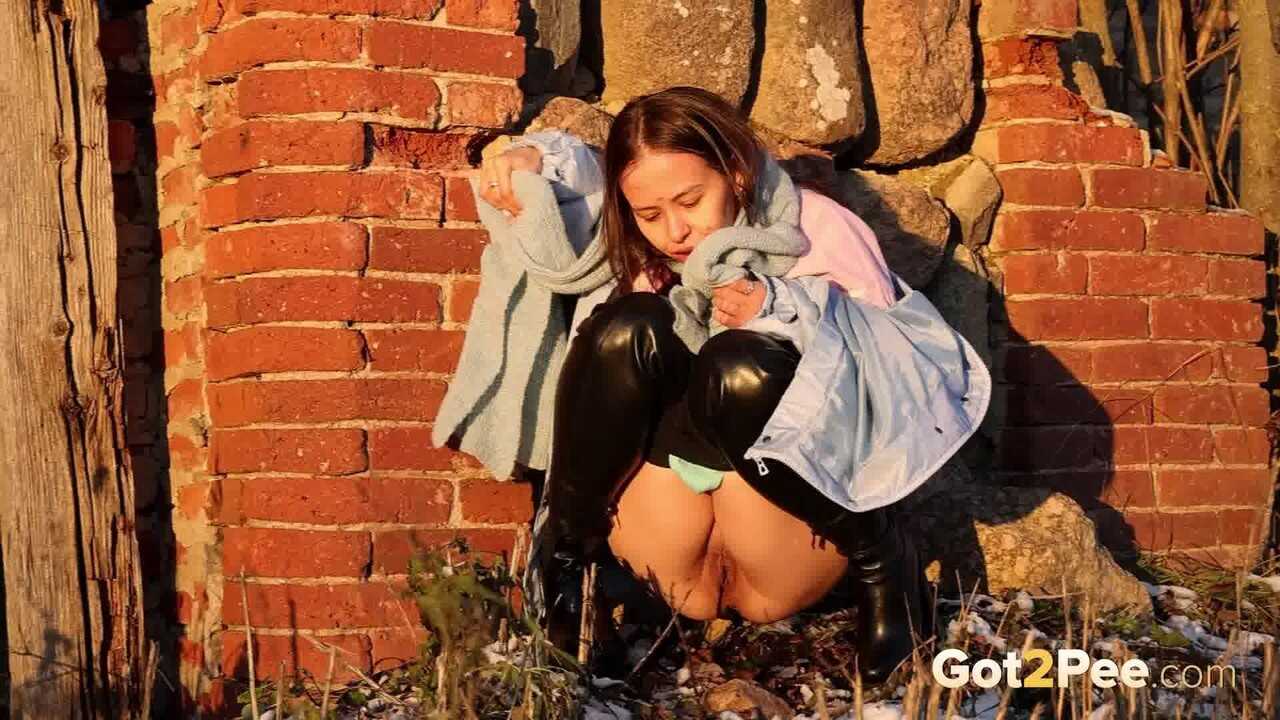 Pinkycat's icy urine stream on the frozen brick wall Thai Pussy Asian Girl Pee - Pinkycat