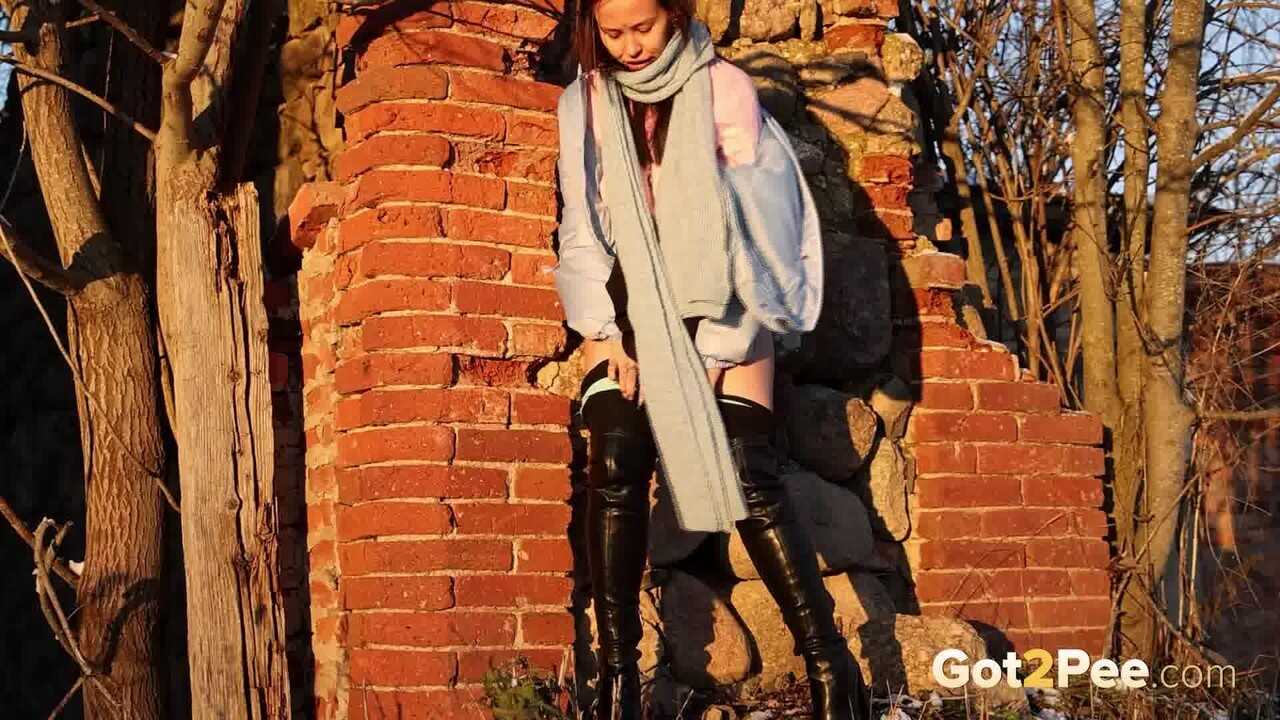 Pinkycat's icy urine stream on the frozen brick wall Thai Pussy Asian Girl Pee - Pinkycat