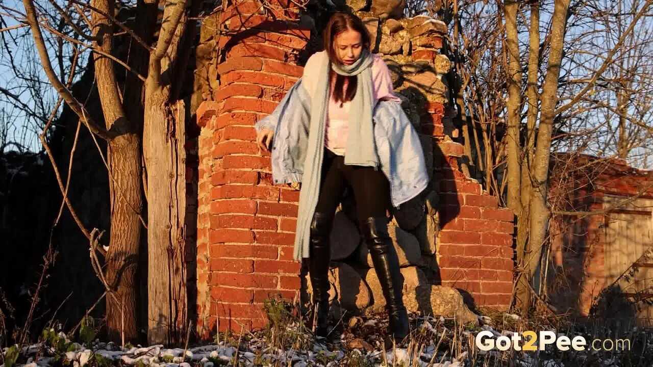 Pinkycat's icy urine stream on the frozen brick wall Thai Pussy Asian Girl Pee - Pinkycat