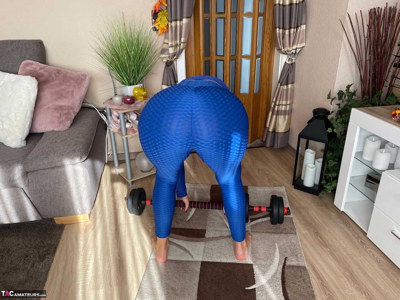 Susi's Sensual Yoga Practice: A Middle-Aged Blonde Temptress Flexes Her Big Ass In Nude Exercise Routine - Sweet Susi