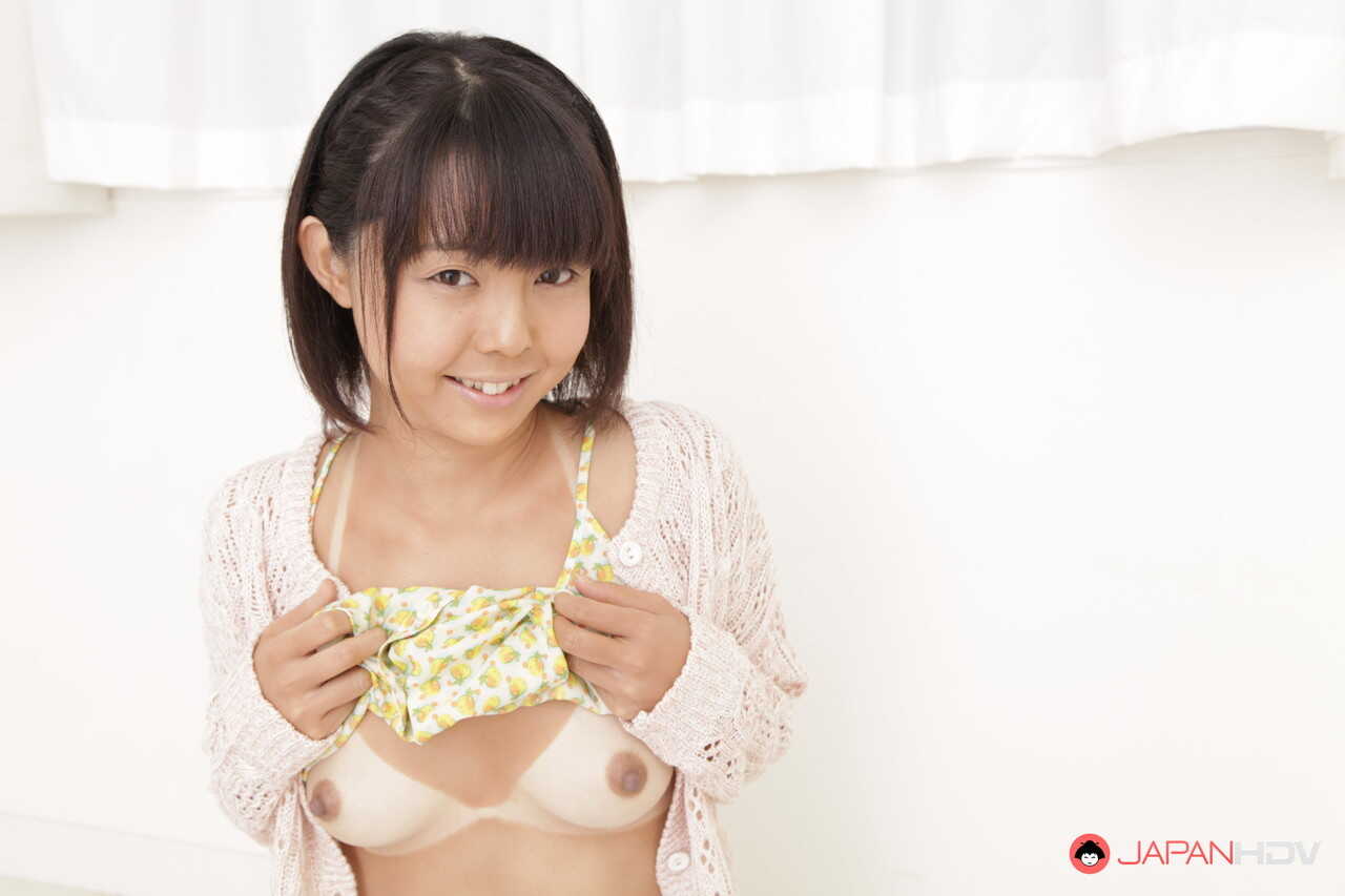 Exposing Tan Lines with Tomoyo Isumi A Cutie from Japan - Tomoyo Isumi