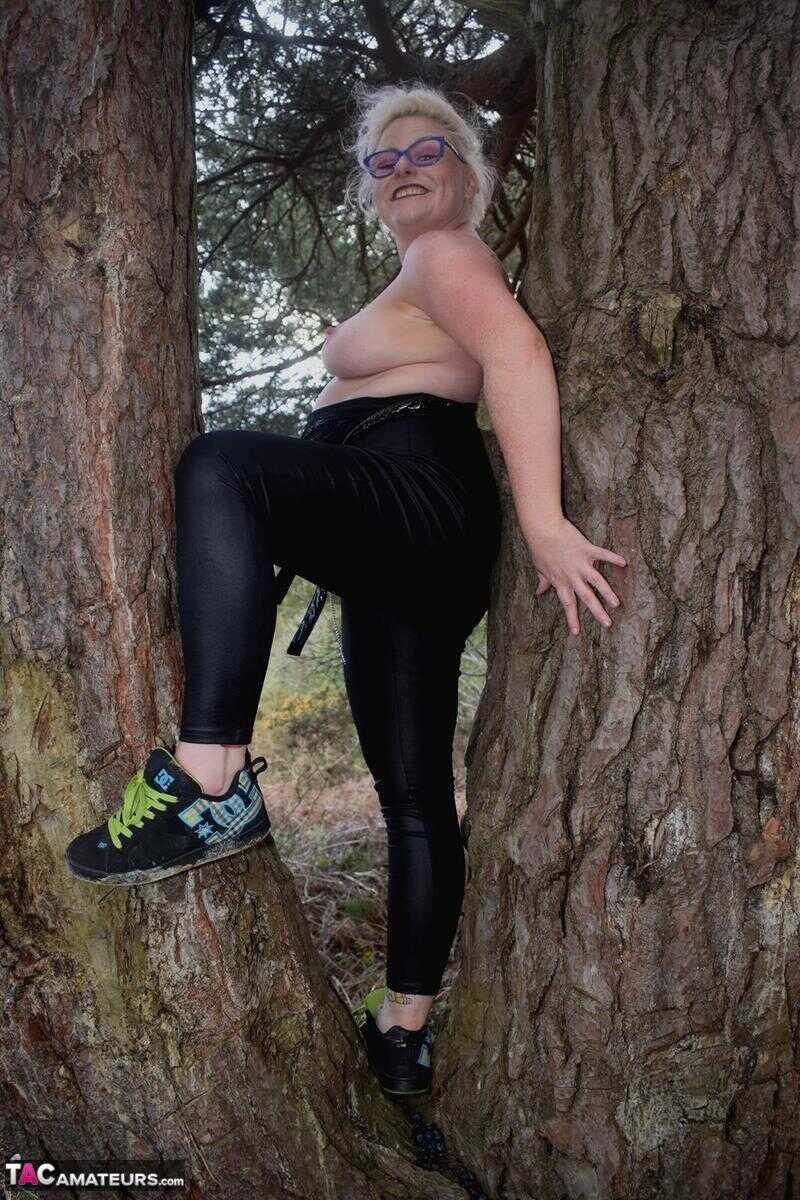 Chubby British BBW Mollie Foxxx Goes Nude by the Water in Running Shoes - Mollie Foxxx
