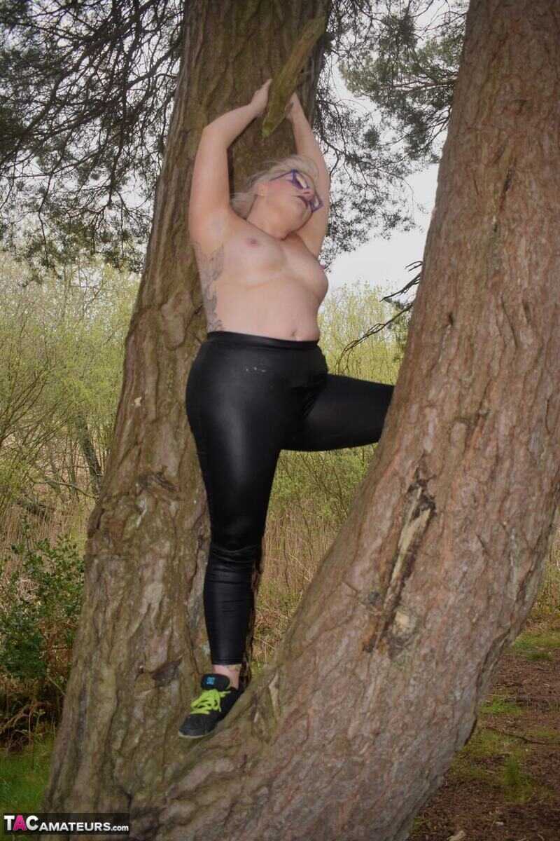 Chubby British BBW Mollie Foxxx Goes Nude by the Water in Running Shoes - Mollie Foxxx
