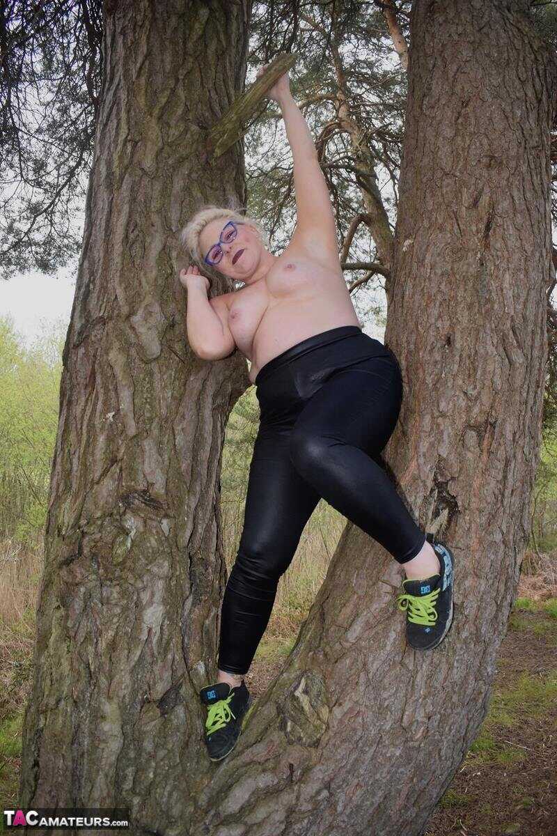 Chubby British BBW Mollie Foxxx Goes Nude by the Water in Running Shoes - Mollie Foxxx