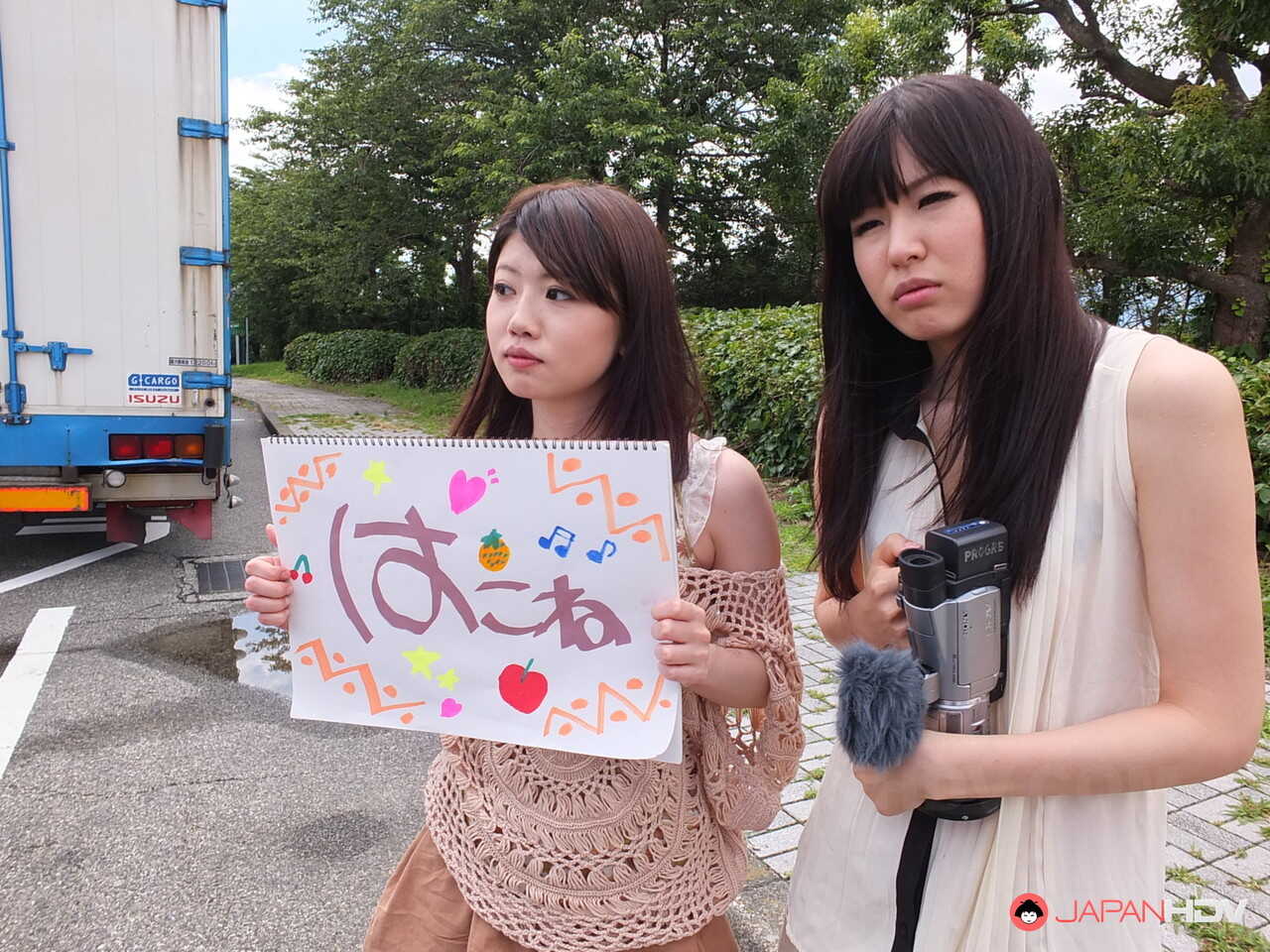 Japanese MILF Shiori Ayase and Her Daughters Give a Double Blowjob and Handjob while in a Van - Shiori Ayase, Nozomi Koizu...