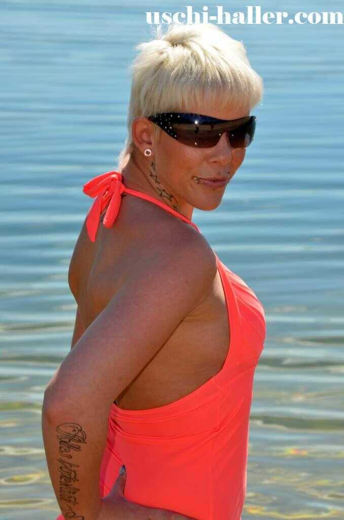 Sizzling Sands and Sun-Kissed Skin: Amateur Women Get Naked in the Water While Wearing Sunglasses at the Beach - Berichte,...