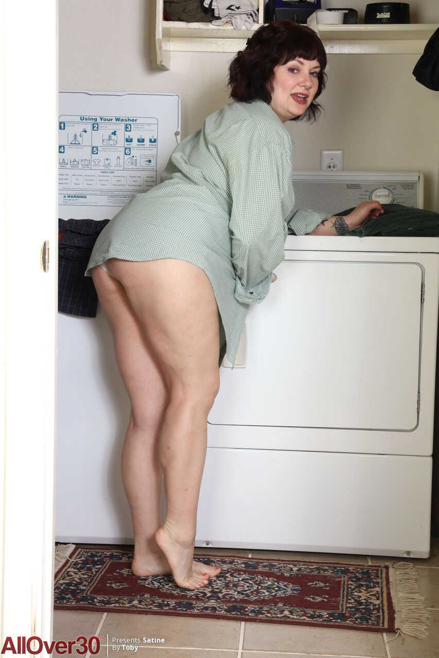 Satine's Dirty Laundry: A Plumper MILF Gets Naked and Nasty While Doing the Chores!