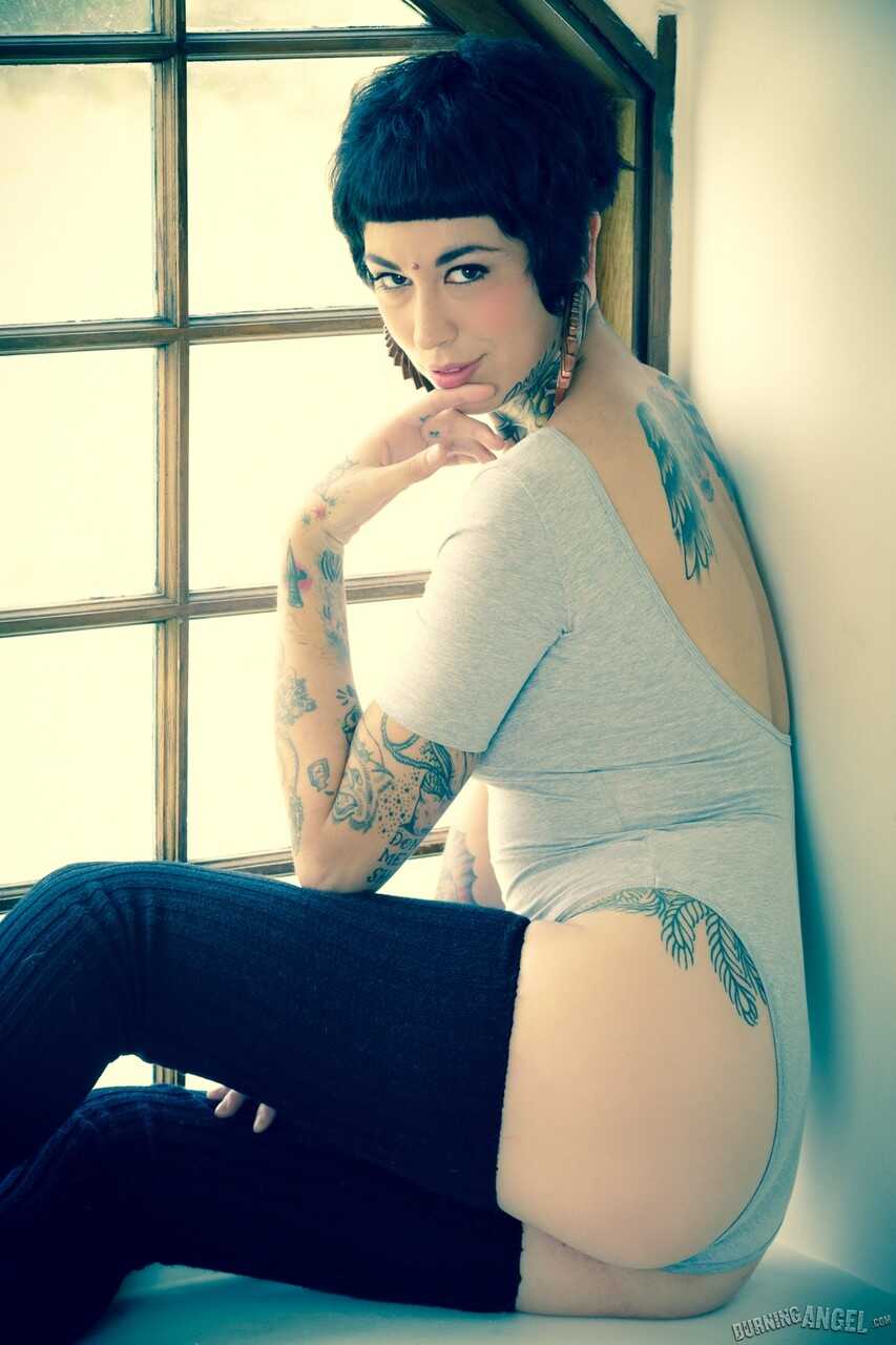 Tattooed Aayla Secura in black leggings strips down to show off her big ass and perky tits.