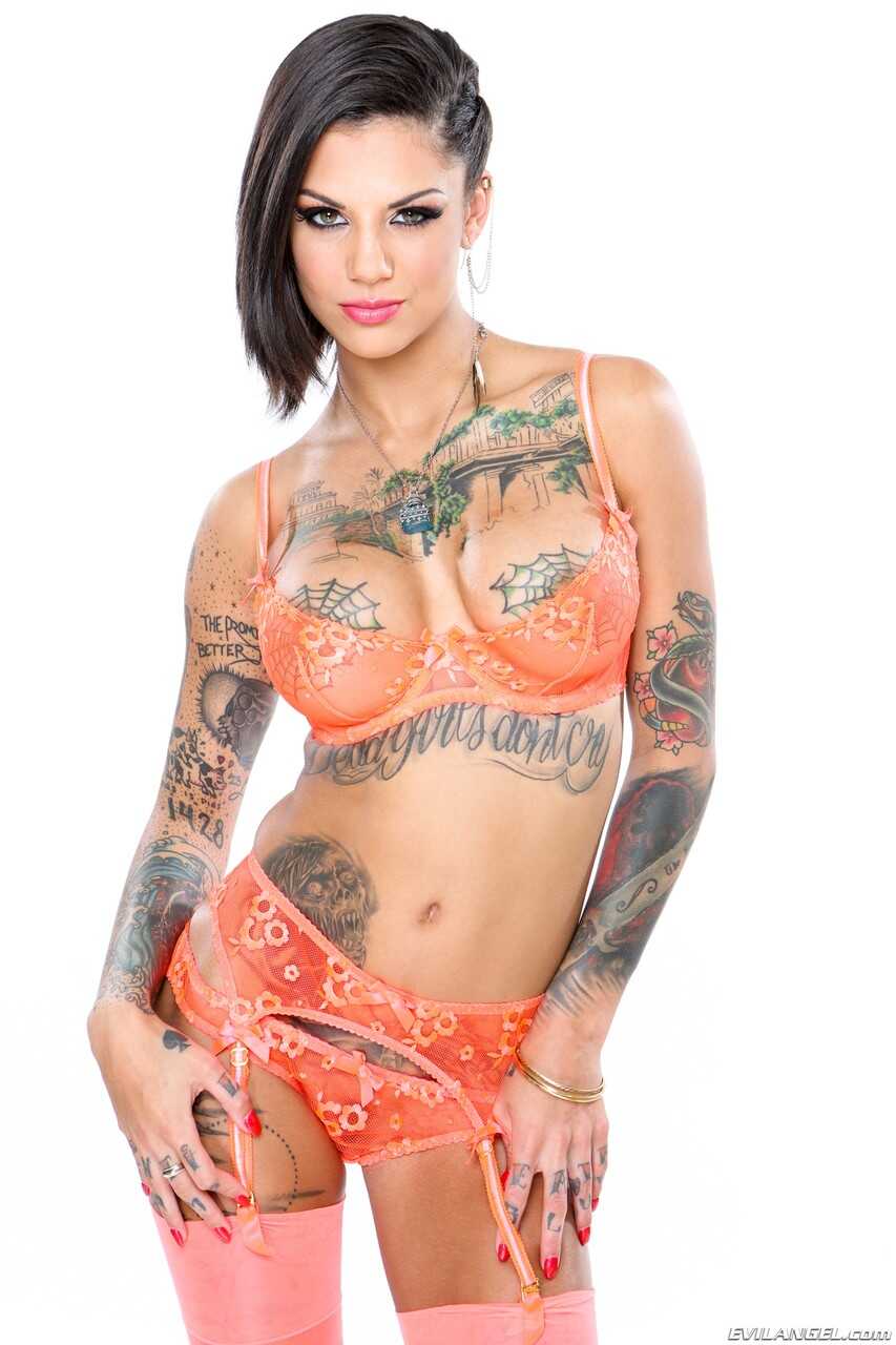 Stocking-clad tattooed Bonnie Rotten shows off her nips in heels and hot underwear - Bonnie Rotten