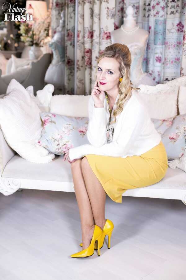 British MILF Skye Taylor Strips Down to Nylons and Yellow Heels in a Retro Fashion - Skye Taylor