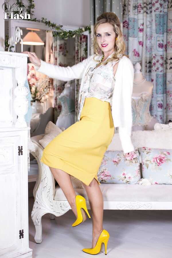 British MILF Skye Taylor Strips Down to Nylons and Yellow Heels in a Retro Fashion - Skye Taylor