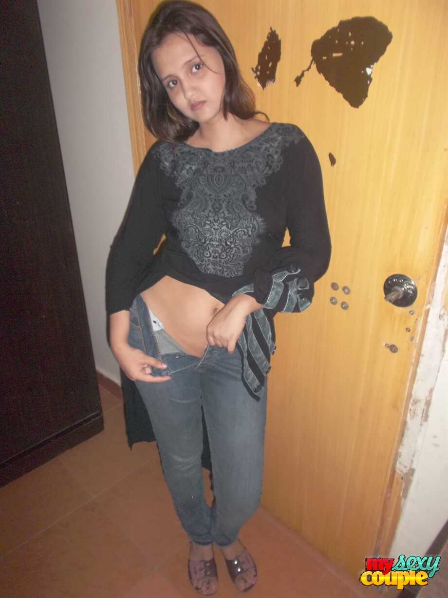 Sonia Bhabhi's Seductive Lace Bra Show