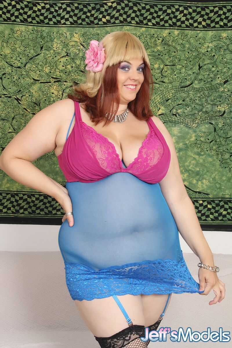 Buxom Bella's Juicy Jelly Rolls Get Squeezed and Sucked in a Steamy Blowjob Session with her Dyed Hair and Big Fat Ti...