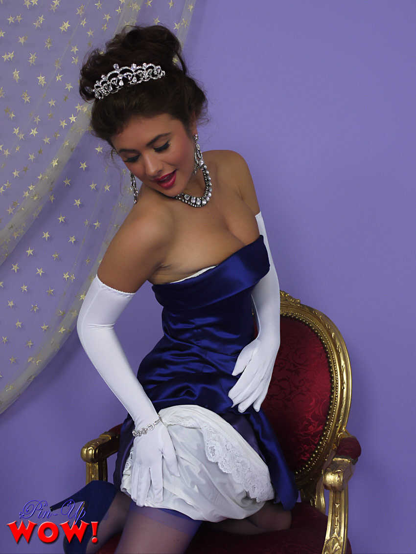 Prom Queen Kelly Hall Strips Down to Her Sexy Vintage Undies After Crown Win! - Kelly Hall