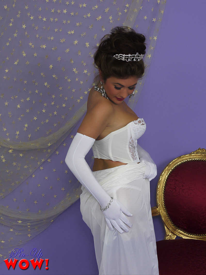 Prom Queen Kelly Hall Strips Down to Her Sexy Vintage Undies After Crown Win! - Kelly Hall