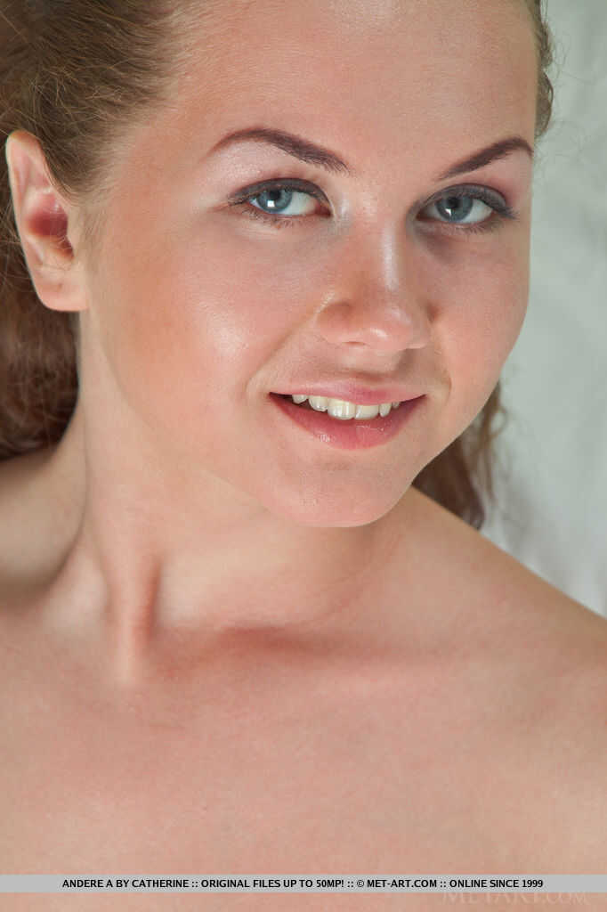 Bald Beauty: Tight Teen Legs and Sweet Cute Face with Open Pussy for Your Pleasure - Andere A