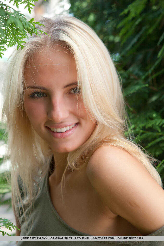 Blonde Beauty Jaime Strips Down in the Great Outdoors