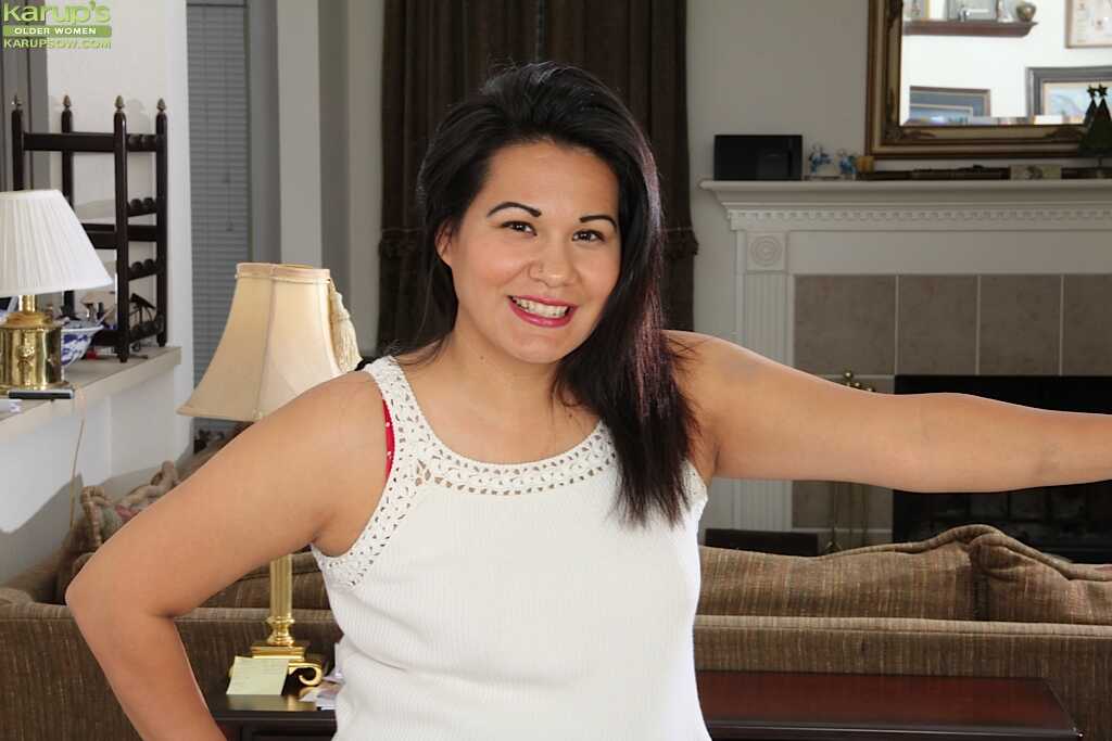 Susie Jhonson Strips Off Her Stockings to Reveal a Tight Slit for her Chubby Latina Neighbor - Susie Jhonson