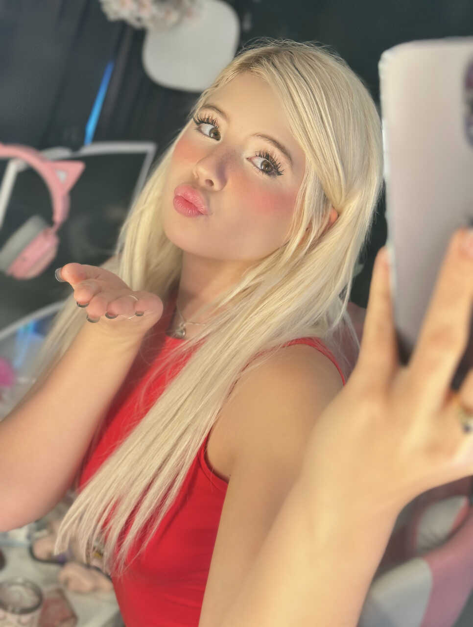 Blonde OnlyFans cam babe Yumi Bumsy flaunts her big ass in a sexy compilation of mirror selfies, homemade solo action and ...