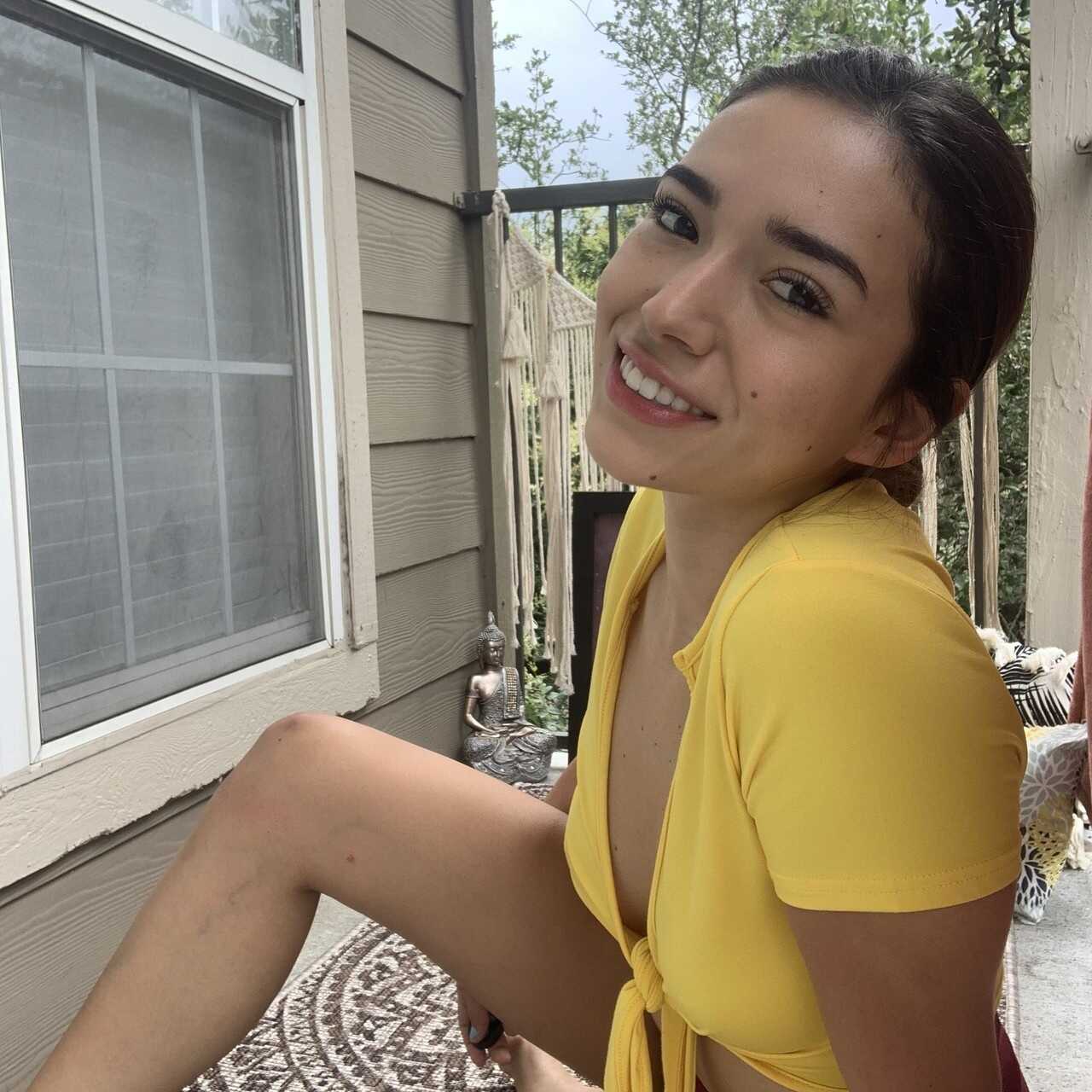 Sexy Amateur Samly Puff Poses in Her Booty Shorts with An Attractive Ass - 